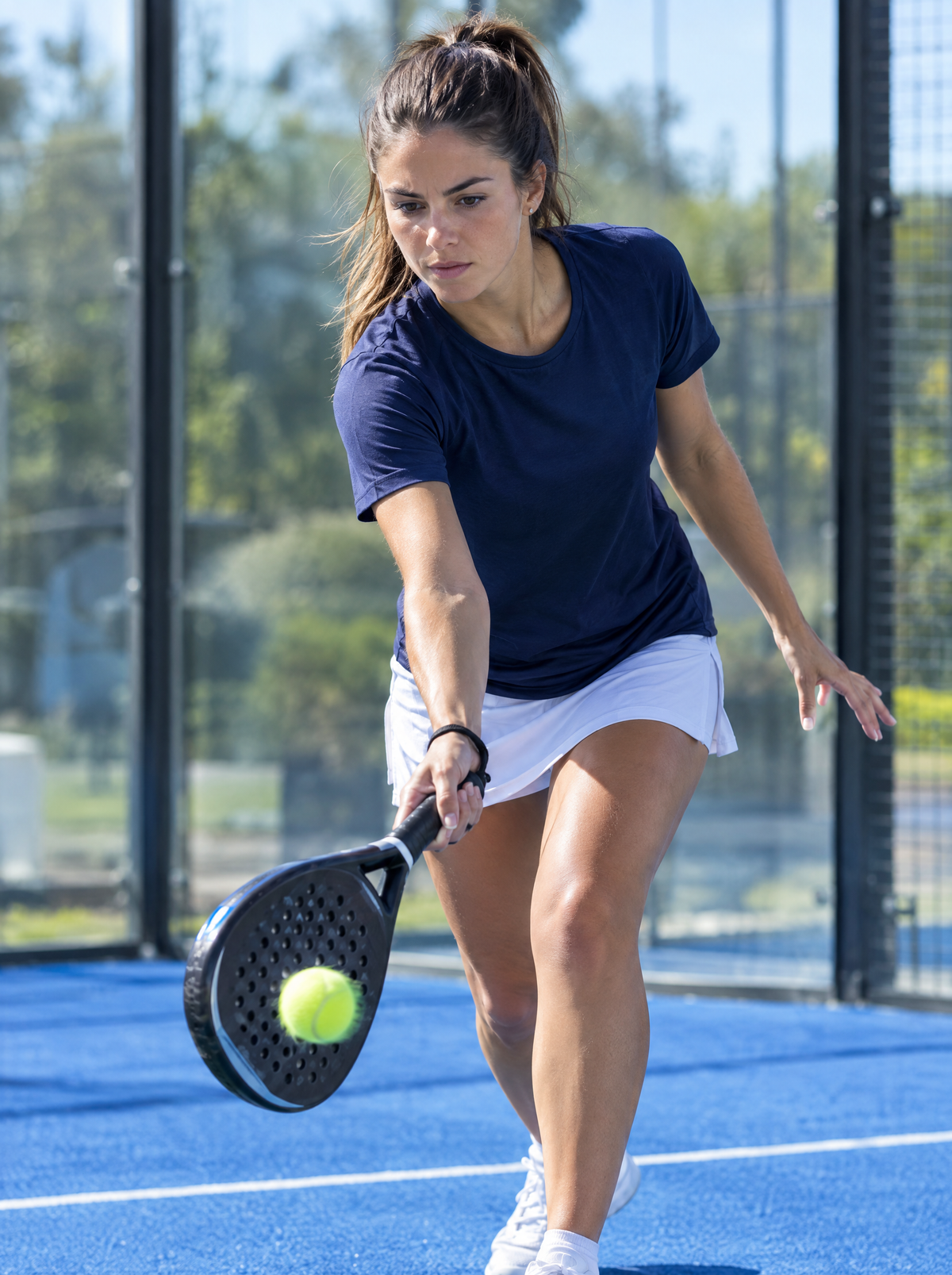 Spielerin im navy T-Shirt beim Aufschlag